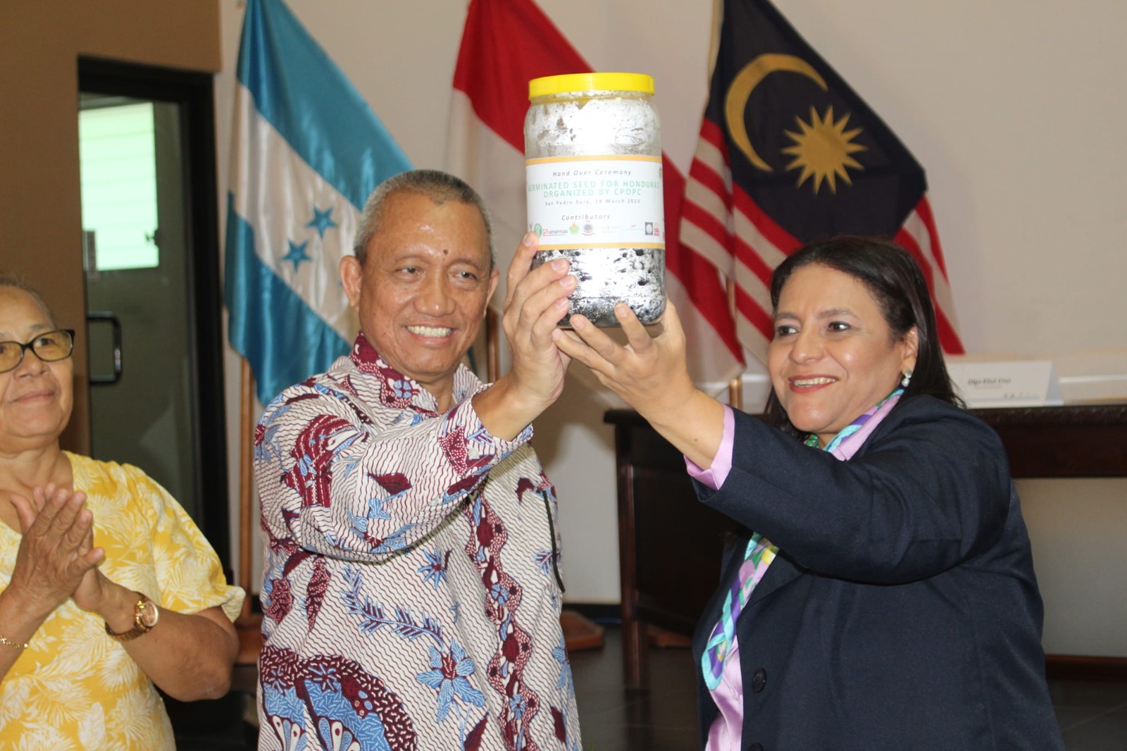 Para el desarrollo del sector palmero: Indonesia y Malasia donan 102 mil semillas de palma aceitera a Honduras
